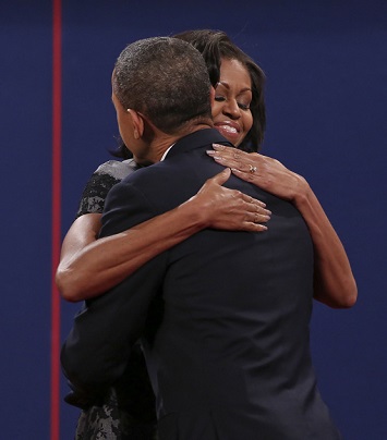 باراك أوباما يحتضن زوجته ميشال