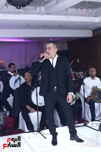 دياب يغنى غمازات