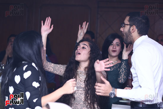 رقص الجمهور على أغانى دياب