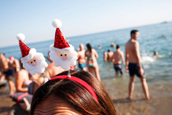 اسبانيون-يستمتعون-بالسباحة-احتفالا-بقدوم-العام-الجديد