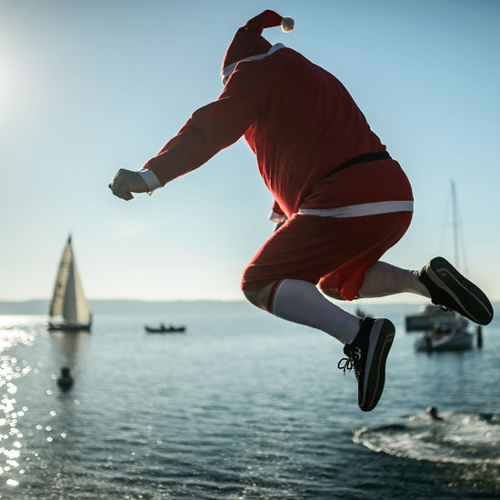 رجل-يقفز-فى-مياه-البحر-الأدرياتيكي-فى-سلوفينيا