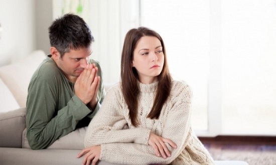 زوج يعتذر لزوجته زوج يعتذر لزوجته