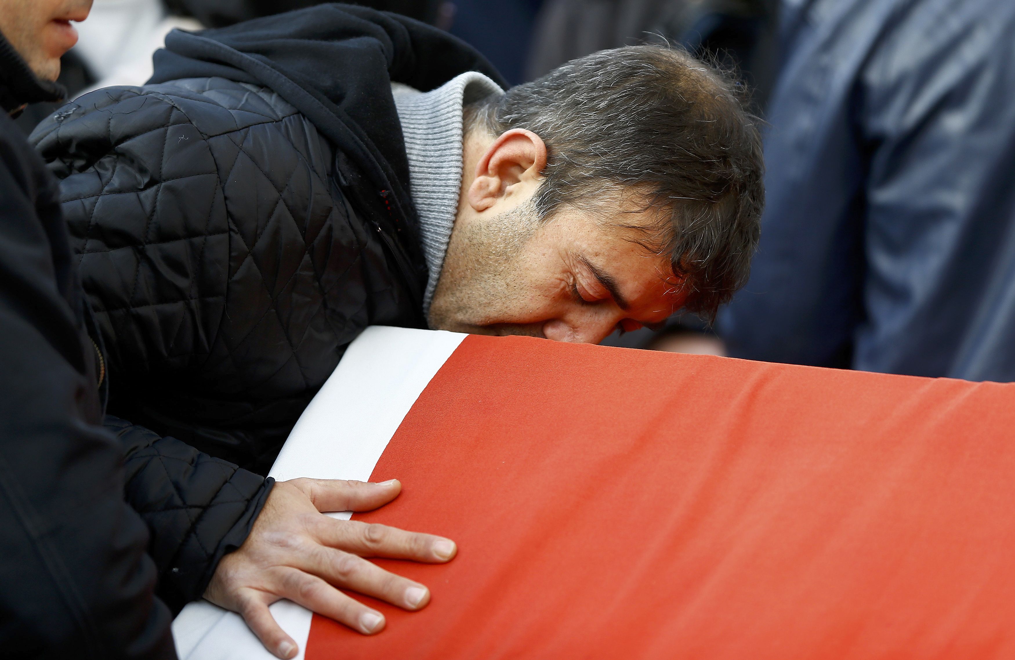 تأثر رجل فى جنازة أحد ضحايا الهجوم على ملهى ليلى فى اسطنبول