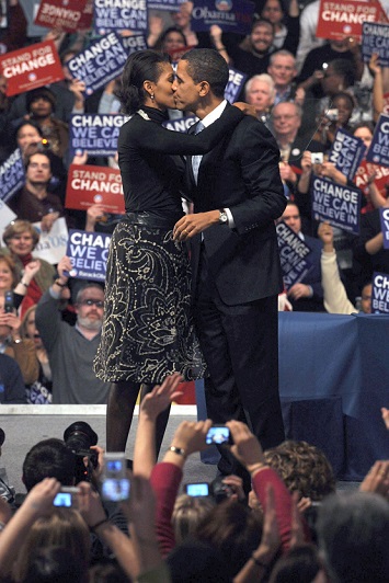 قبلة ميشال لباراك أوباما