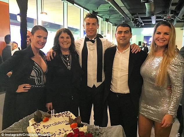 رونالدو يحتفل مع عائلته فى البرتغال