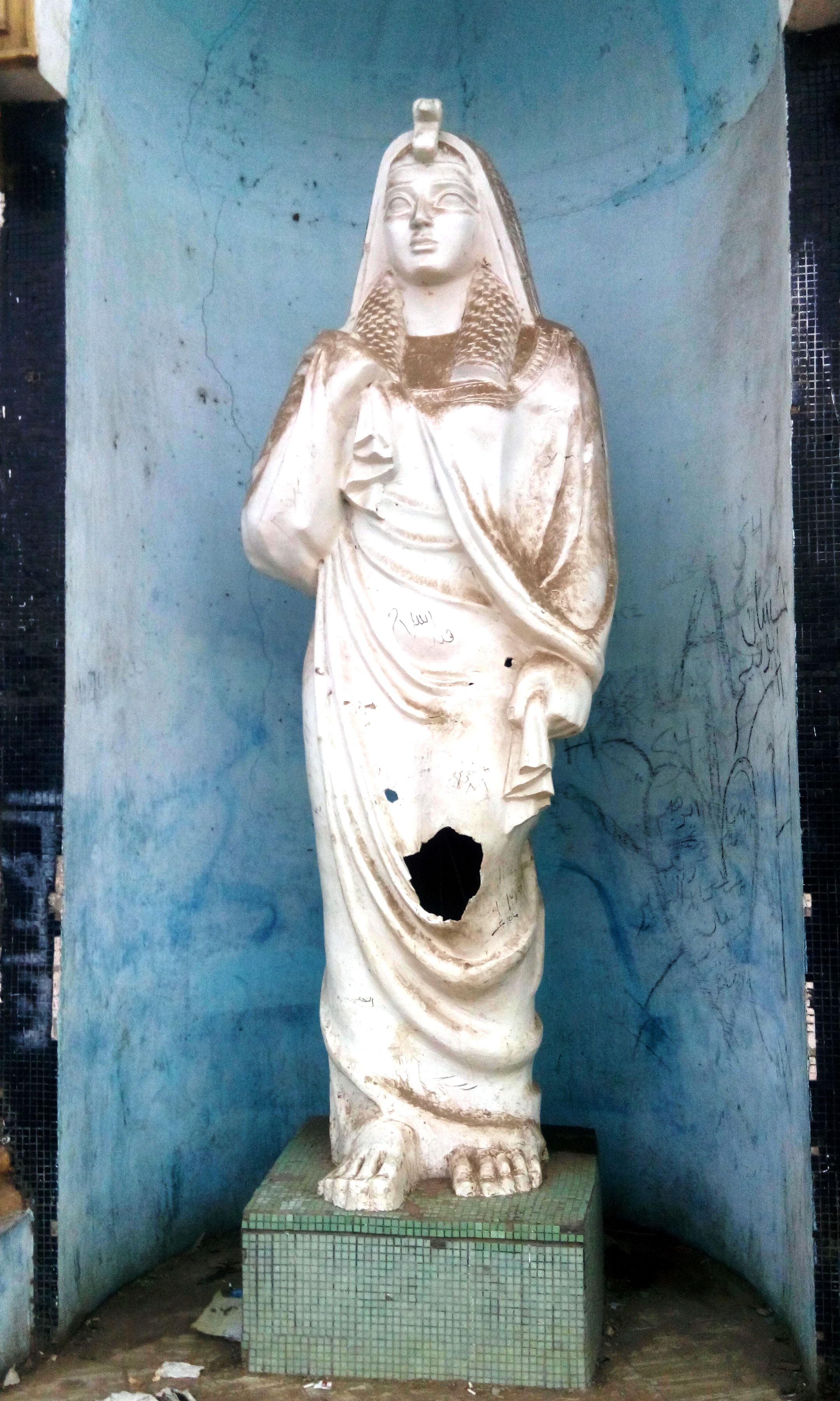 تمثال به ثقب فى محافظة قنا