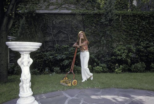 داليدا فى حديقة منزلها عام 1970