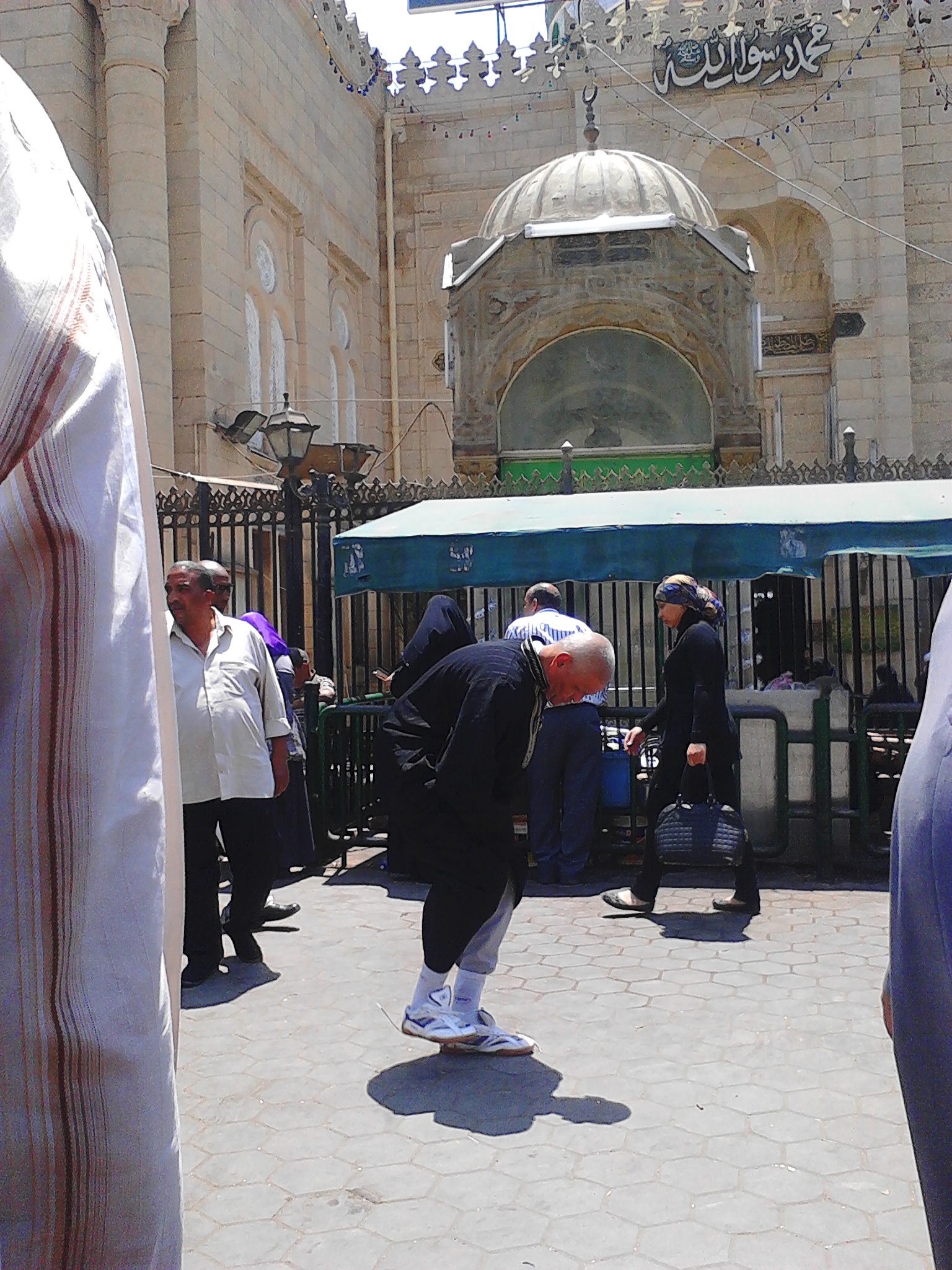 الباعة الجائلين أمام مسجد السيدة زينب الباعة الجائلين أمام مسجد السيدة زينب