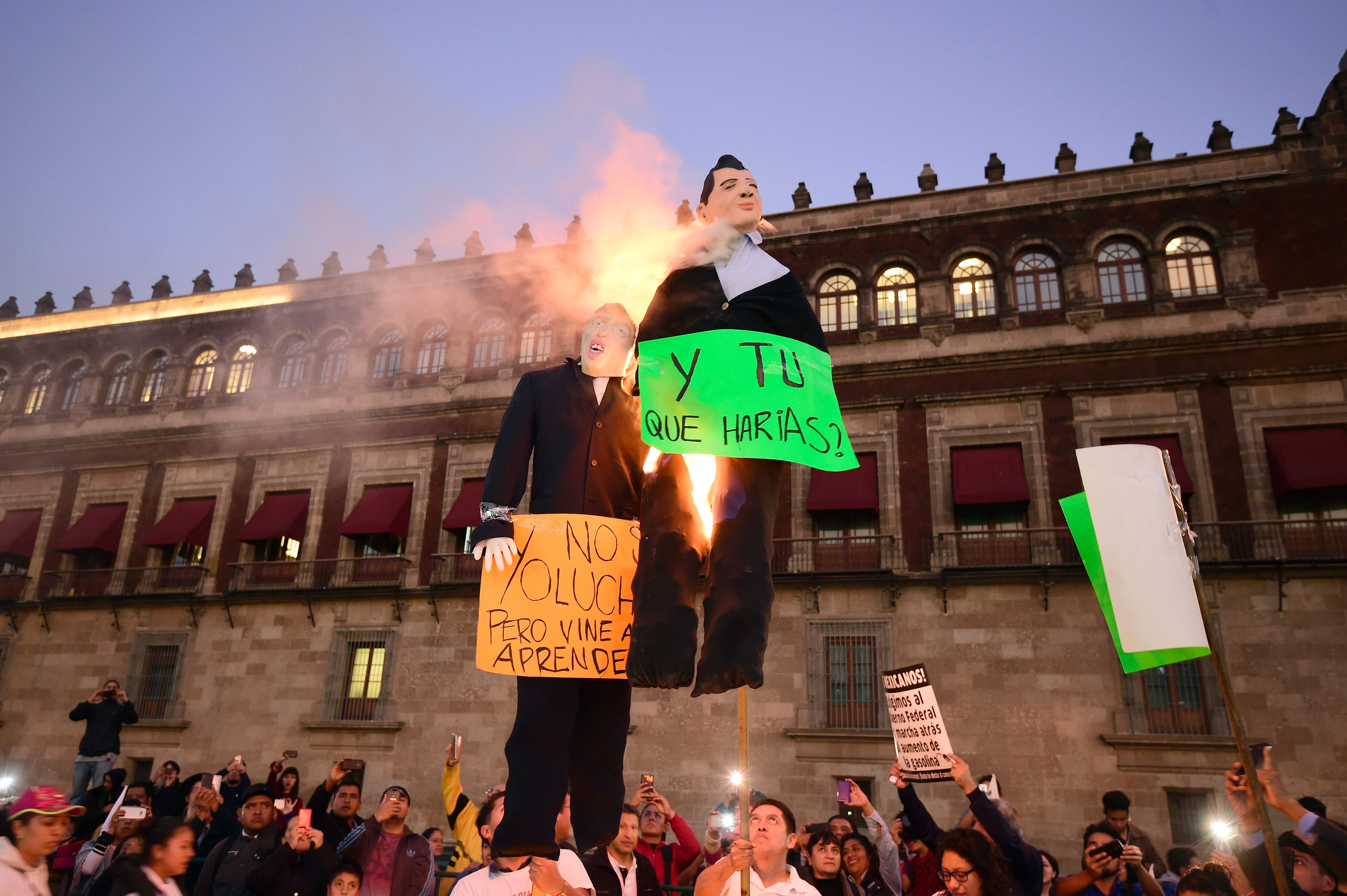 متظاهرون مكسيكييون يحرقون دمية الرئيس الأمريكى المنتخب دونالد ترامب والرئيس المكسيكى إنريكه بينيا نييتو