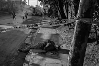 27621-ضحية-لحملة-دوتيرتى-وجدت-على-جانب-الطريق-فى-منطقة-نافوتاس-بمانيلا-فى-٣٠-نوفمبر-الماضى.