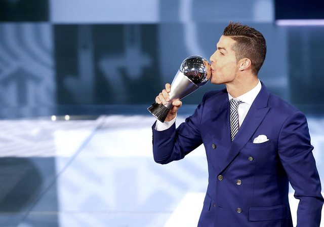 رونالدو يقبل جائزة الفيفا