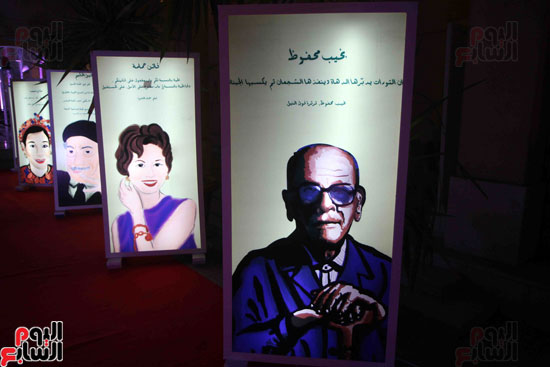 	نجيب محفوظ وفاتن حمامة فى استقبال جمهور حفل إعلان جائزة ساويرس