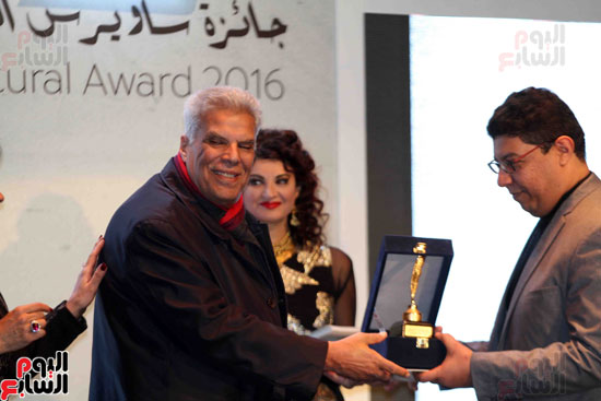 	إبراهيم عبد المجيد يسلم درع جائزة ساويرس للكاتب طه عبد المنعم