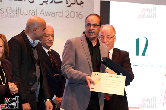 	الكاتب إبراهيم فرغلى الفائزة بجائزة أفضل رواية فرع الكبار عن روايته "معبد أنامل الحرير"