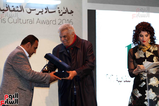 	إبراهيم عبد المجيد يسلم درع جائزة ساويرس الثقافية للفائزين