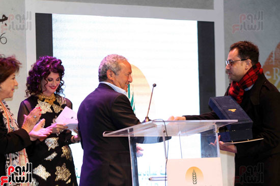 	سميح ساويرس يسلم أحد الفائزين درع جائزة ساويرس الثقافية