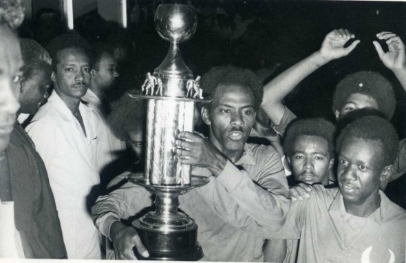 منتخب زائير الفائز ببطولة أفريقيا 1974 يرفع الكأس