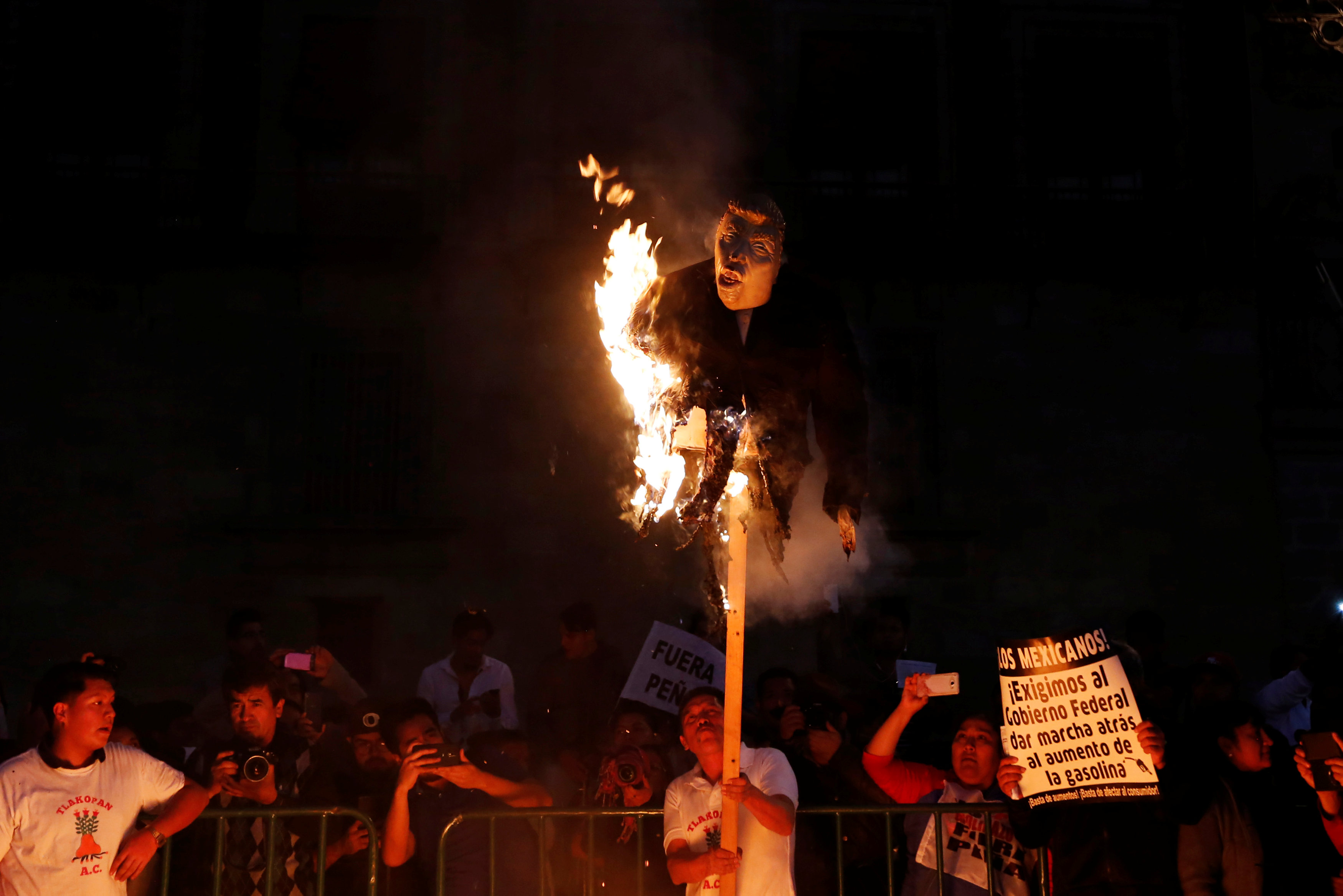 متظاهرون مكسيكييون يحرقون دمية الرئيس الأمريكى المنتخب دونالد ترامب