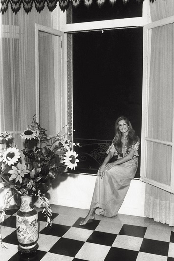 داليدا فى منزلها فى باريس عام 1971