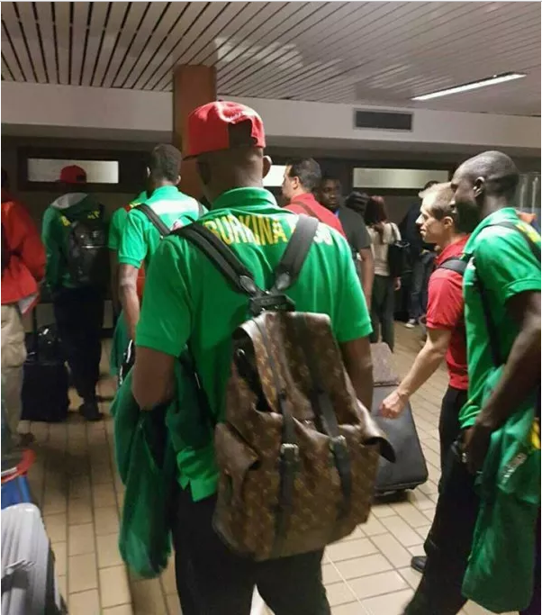لاعبيى منتخب بوركينا فاسو فى مطار الجابون