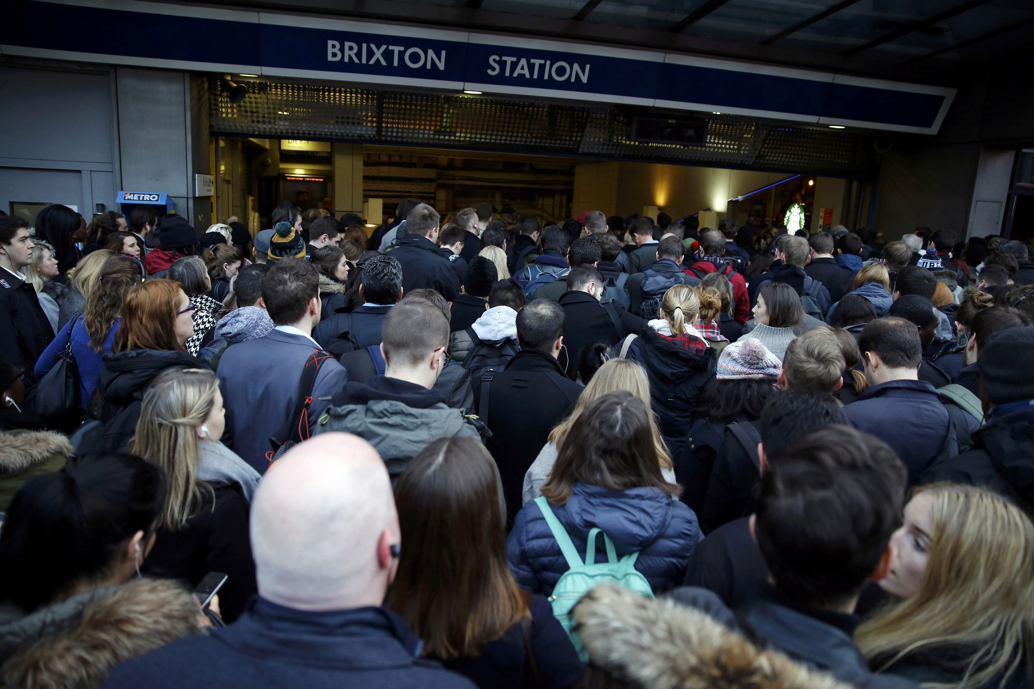 إضراب يسبب مزيدا من المعاناة لركاب القطارات فى لندن