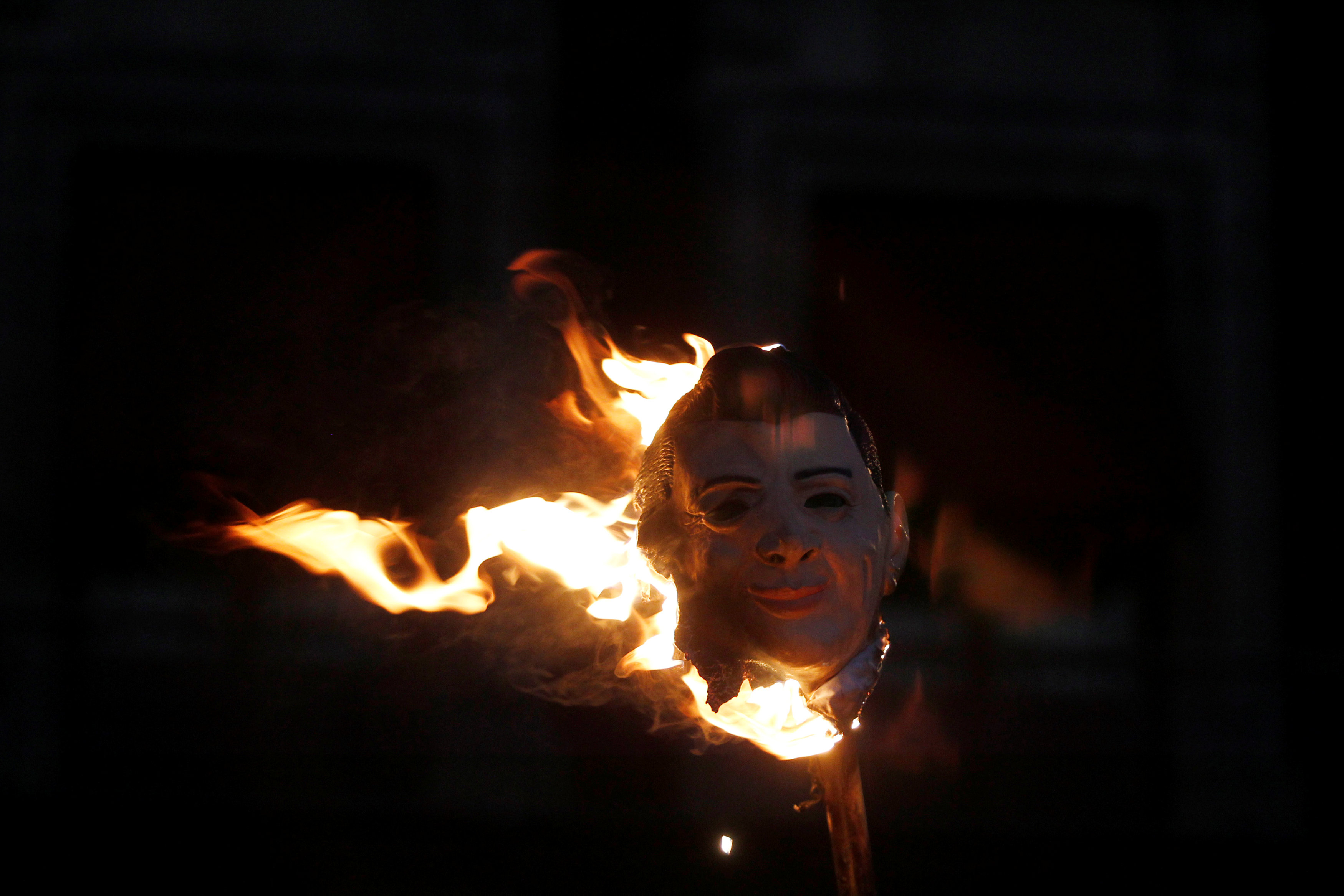 حرق دمية الرئيس المكسيكى إنريكه بينيا نييتو
