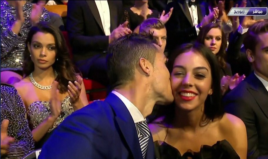 قبلة رونالدو لصديقته جورجينا رودريجيز فور الإعلان عن فوزه بجائزة الفيفا