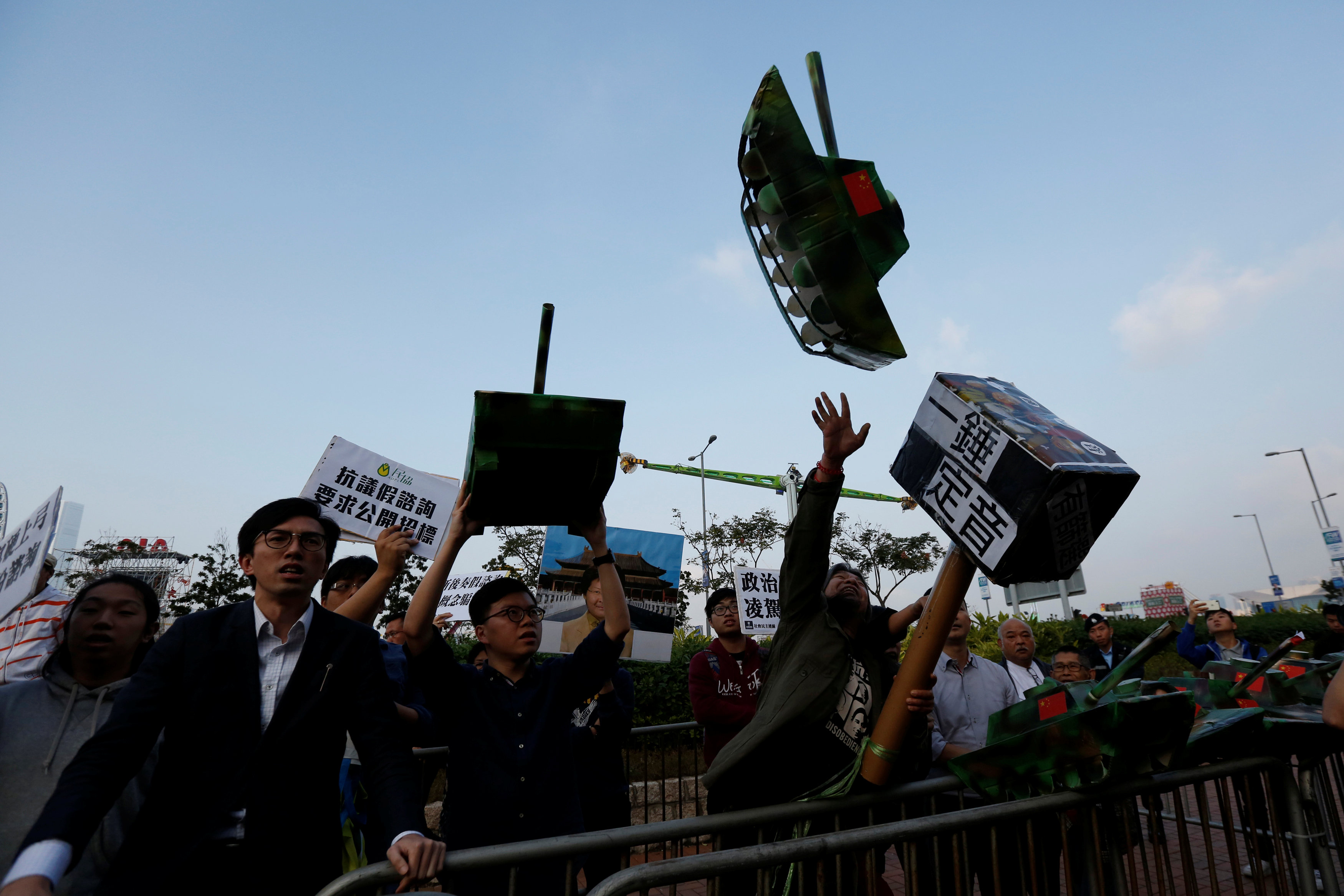 تظاهرات احتجاجية لمنع بناء فرع لمتحف القصر فى هونج كونج