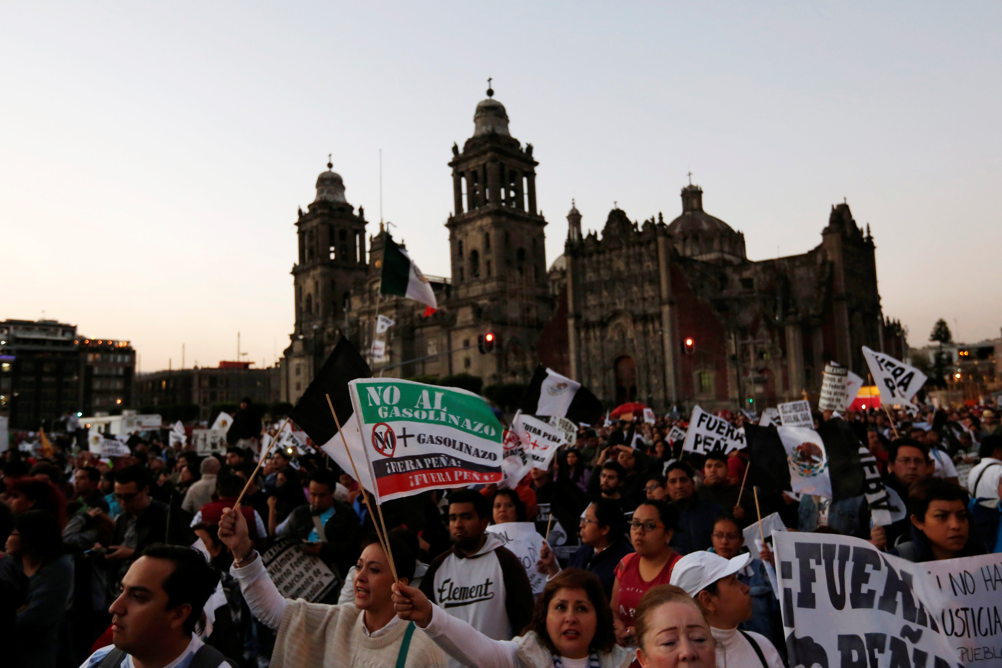 احتجاجات فى المكسيك تطالب الرئيس المكسيكى بالاستقالة بعد رفع أسعار الوقود