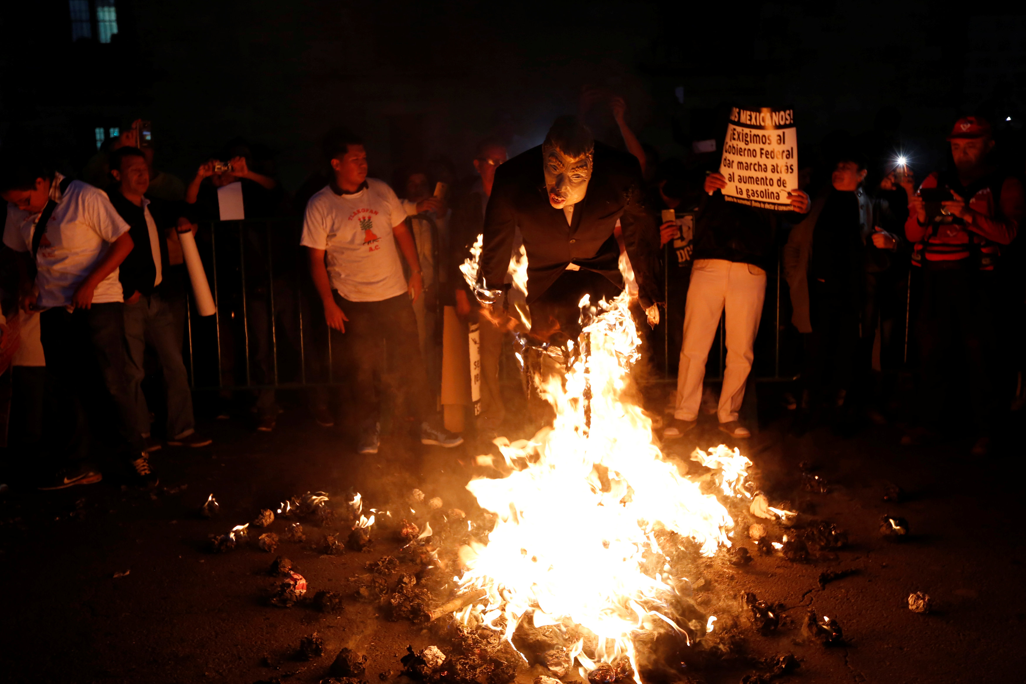 مكسيكييون يحرقون دمية الرئيس الأمريكى المنتخب دونالد ترامب