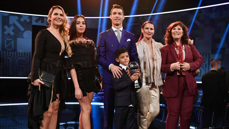 رونالدو مع جورجينا بعد التتويج بجائزة الفيفا بجوار نجله ووالدته وشقيقتيه