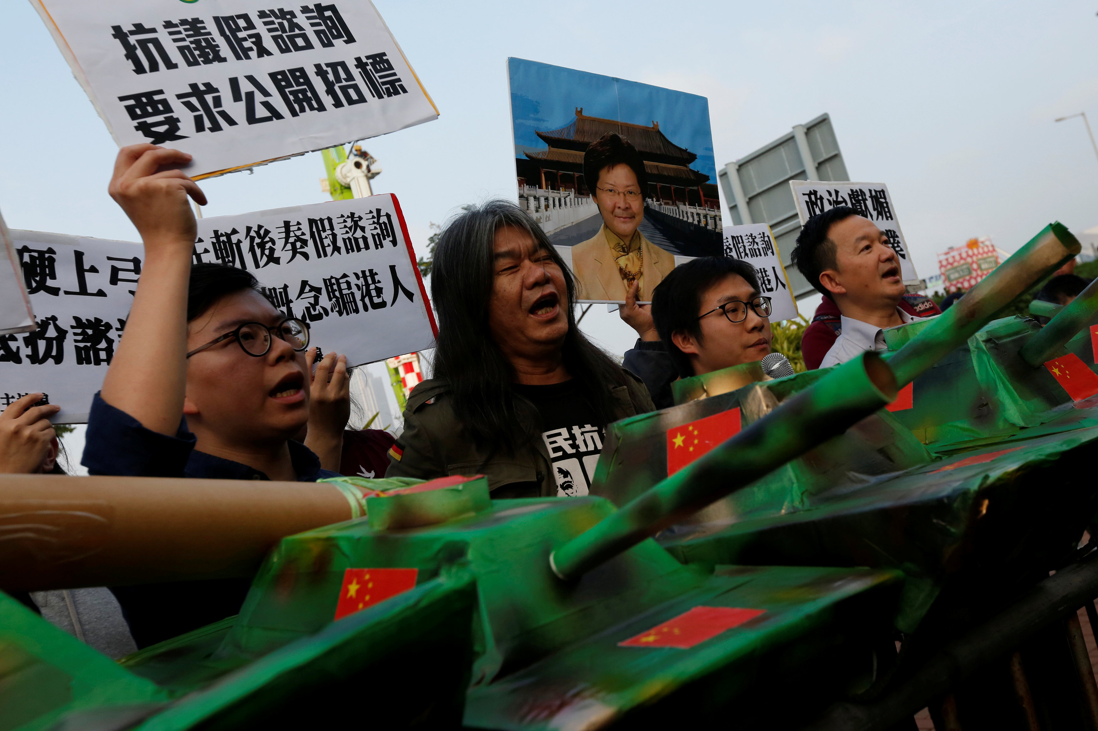 مواطنون يتظاهرون احتجاجا ضد خطة بناء فرع لمتحف القصر فى هونج كونج