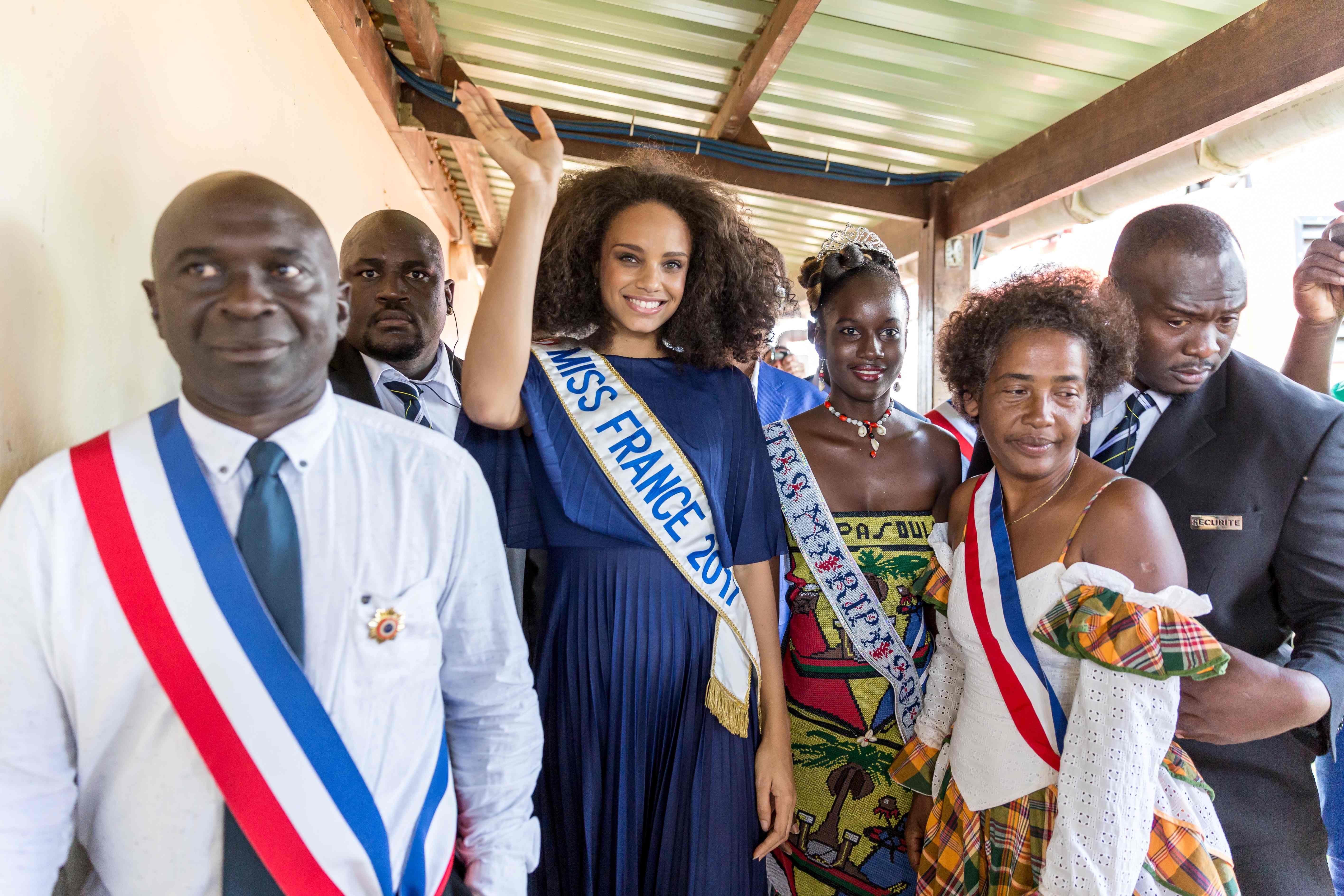 ملكة جمال فرنسا تحيى المواطنين فى مدينة ماريباسولا
