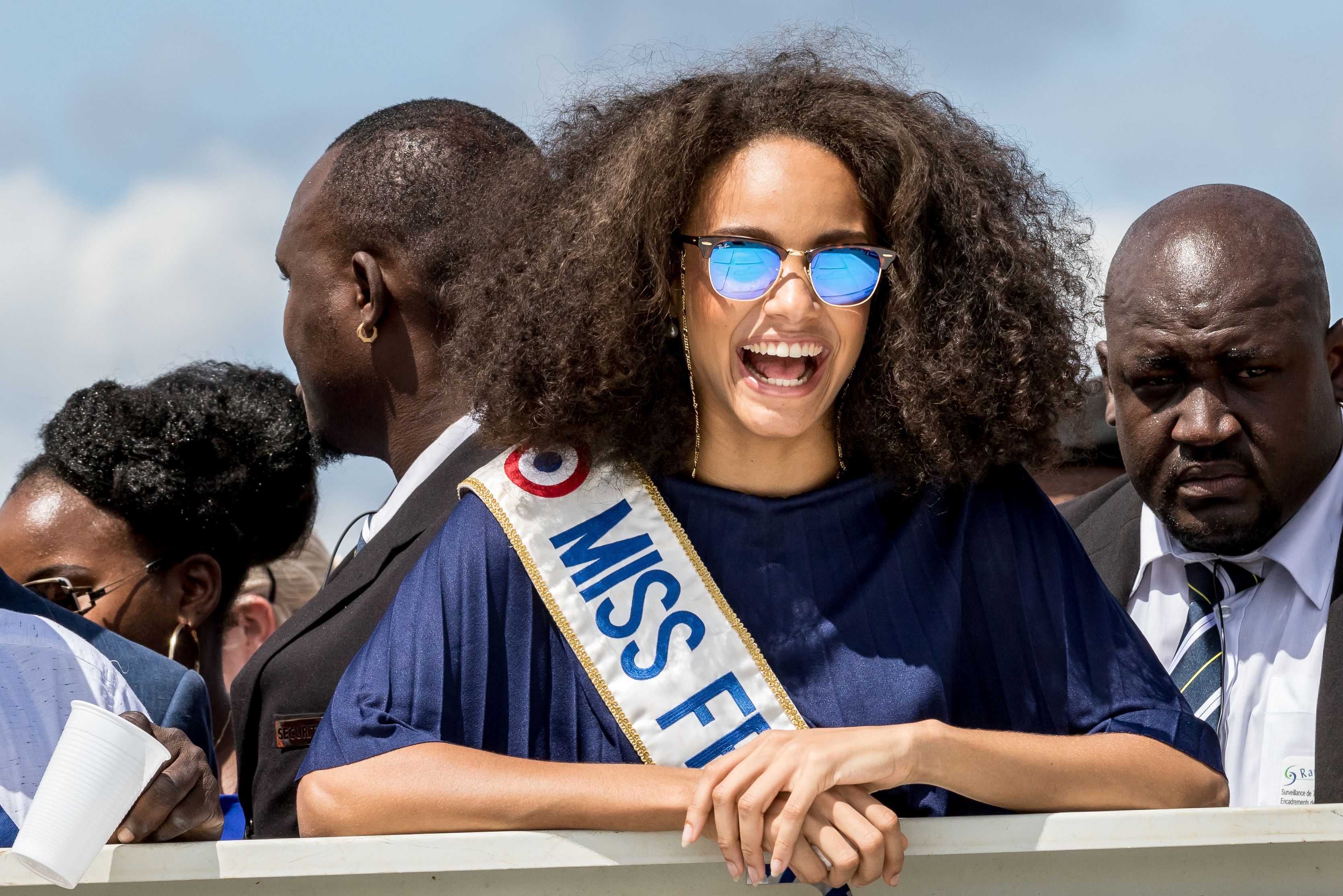 ملكة جمال فرنسا تبادل المواطنين فى مدينة ماريباسولا الابتسامة