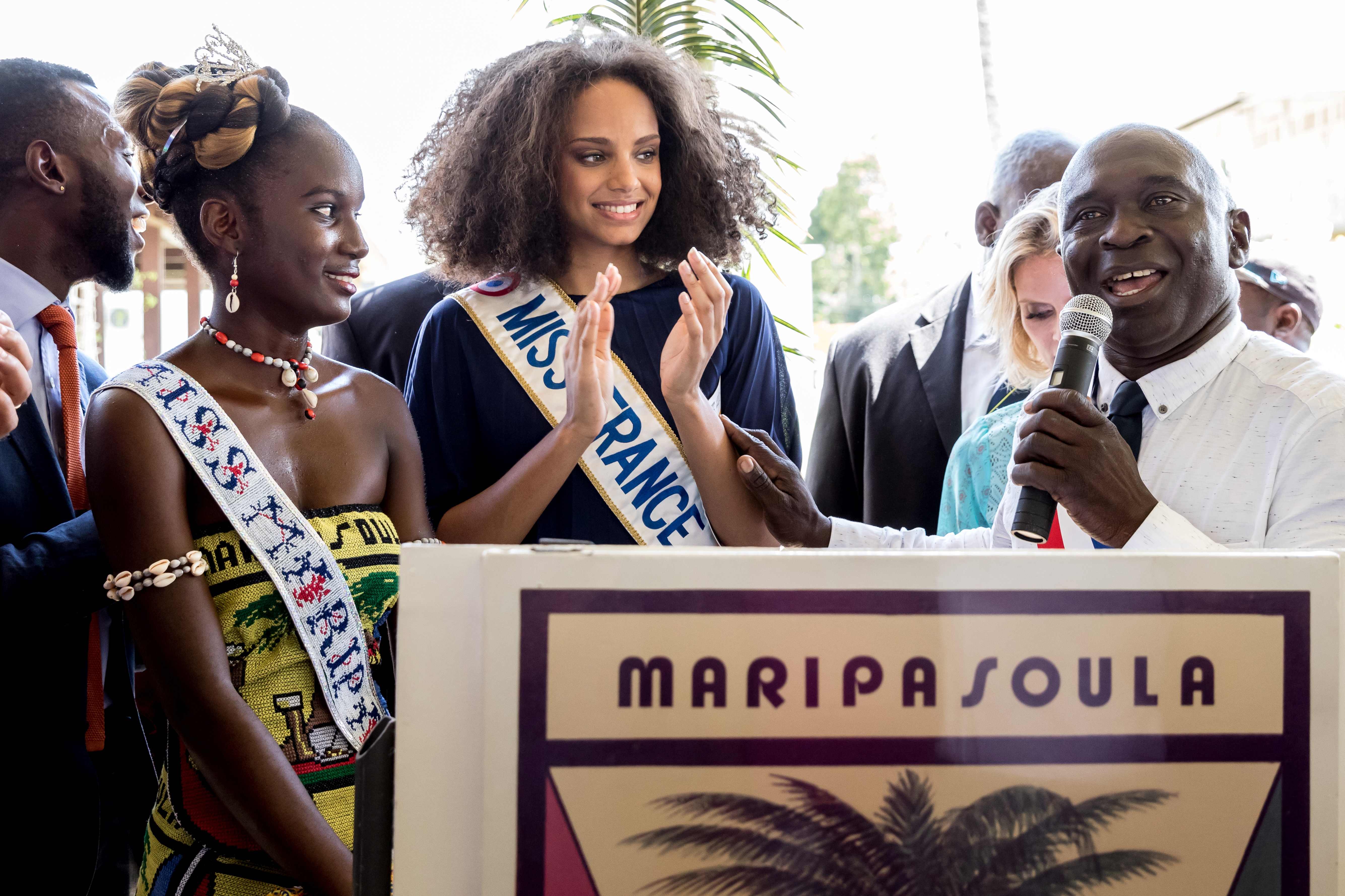 ملكة جمال فرنسا تصفق لرئيس بلدية ماريباسولا فى المؤتمر الصحفى