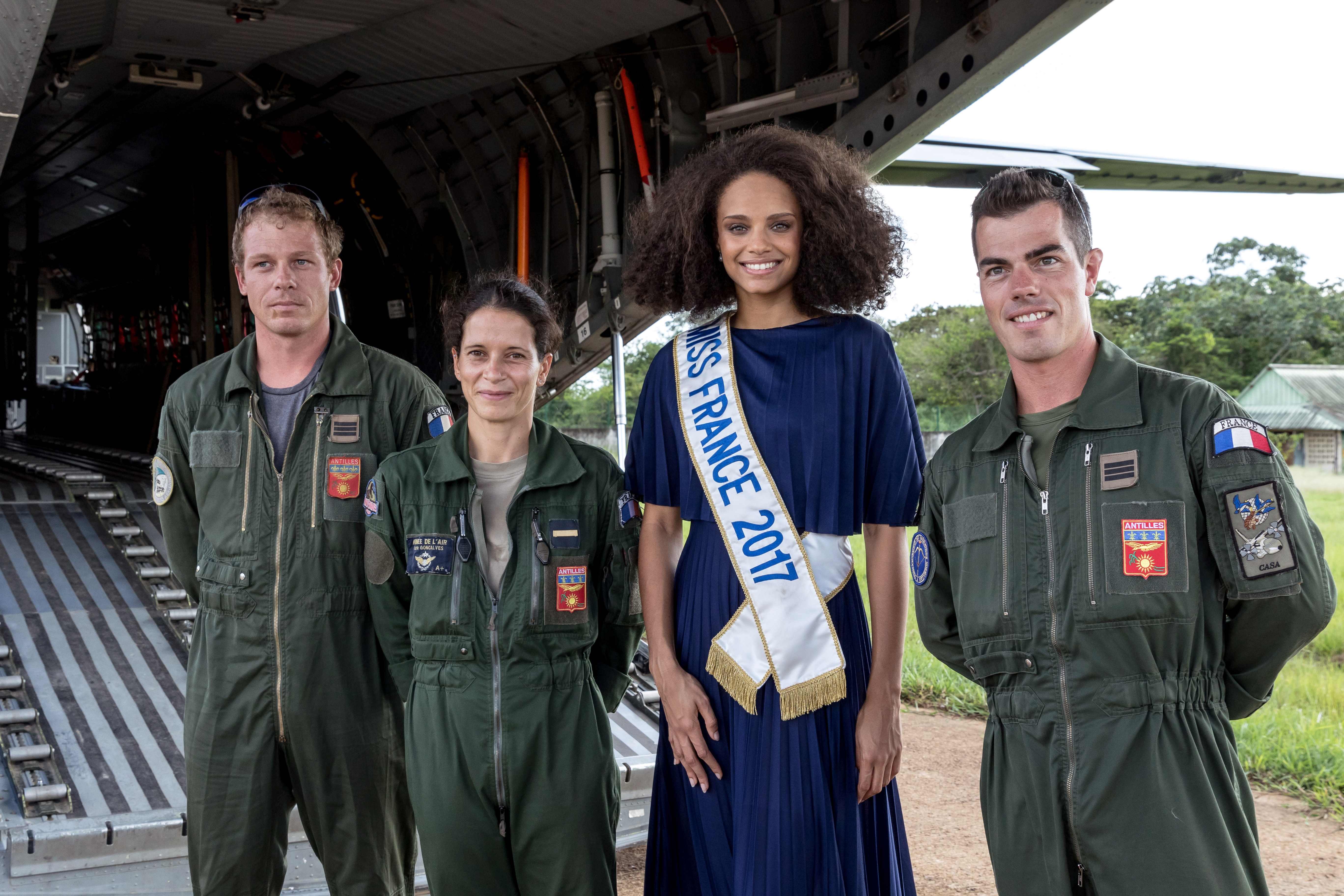 ملكة جمال فرنسا بجوار أفراد القوات الجوية الفرنسية