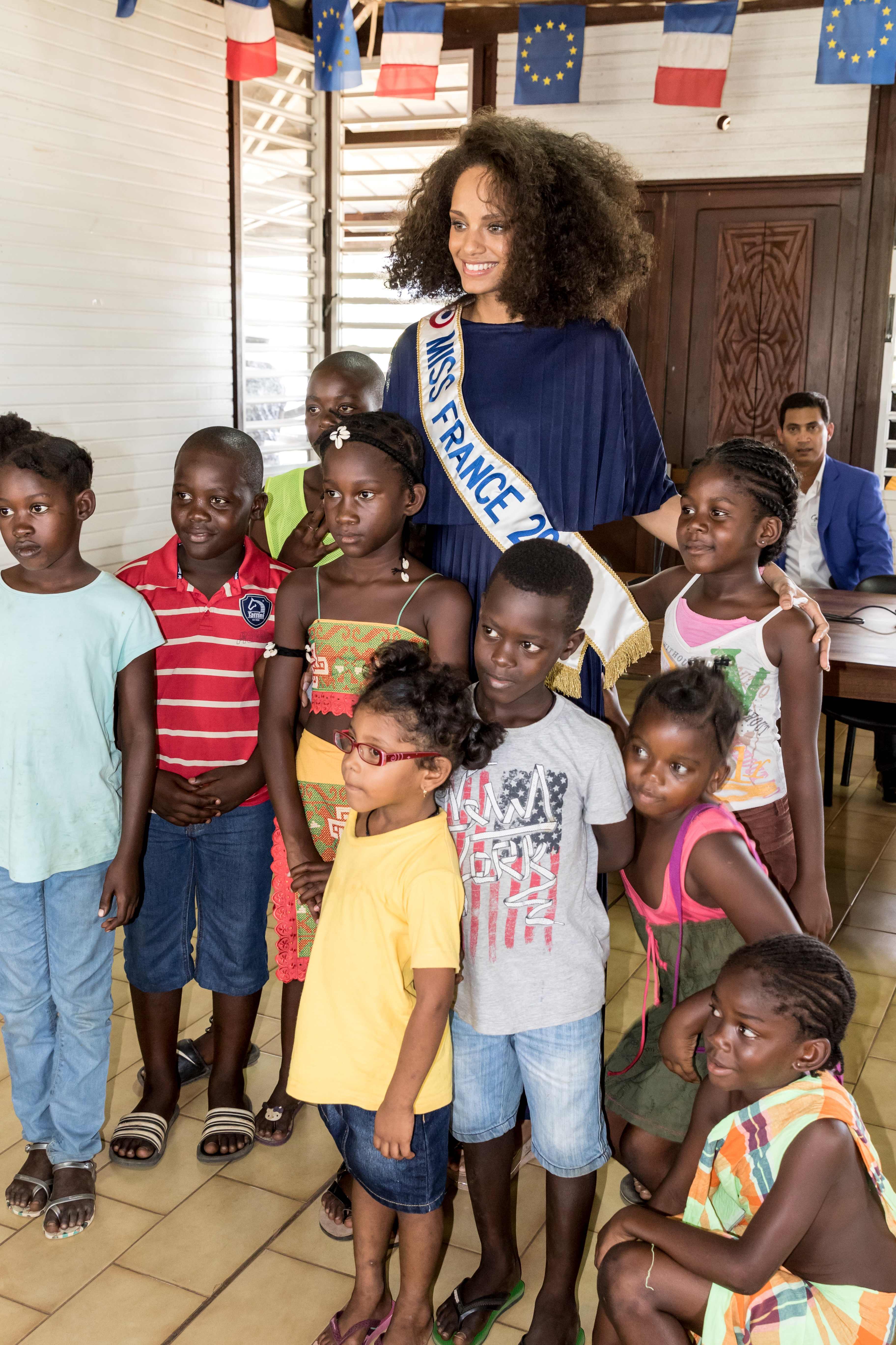 ملكة جمال فرنسا تلتقط صورة تذكارية مع الأطفال خلال الزيارة