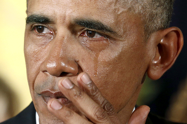 اوباما يبكى فى إحدى المناسبات
