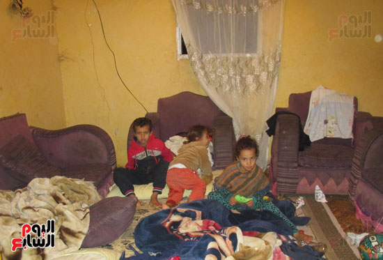 الأطفال يفترشون الأرض بعد غرق غرفة نومهم بمياه المجارى
