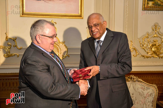 عبد العال يهدي رئيس البرلمان الايرالندي تذكار 