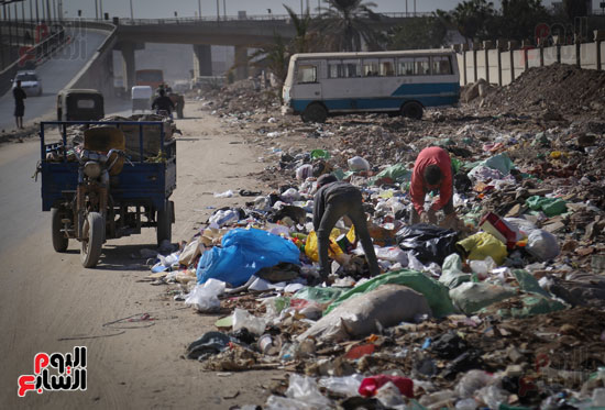 القمامة بمنزل كوبرى أرض مطار امبابة