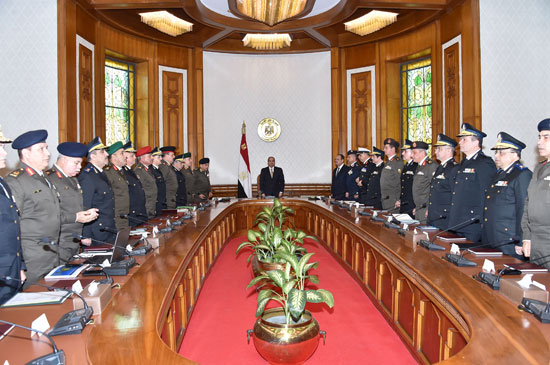 الرئيس السيسي يجتمع بوزيرى الدفاع والداخلية