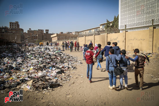 الطلاب يغادرون المدرسة وسط أكوام من القمامة