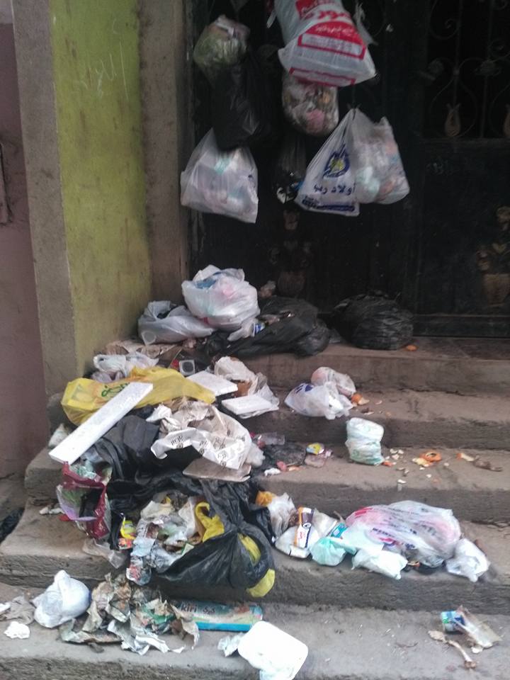 5 القمامة تملئ الشوارع وامام منازل المواطنين