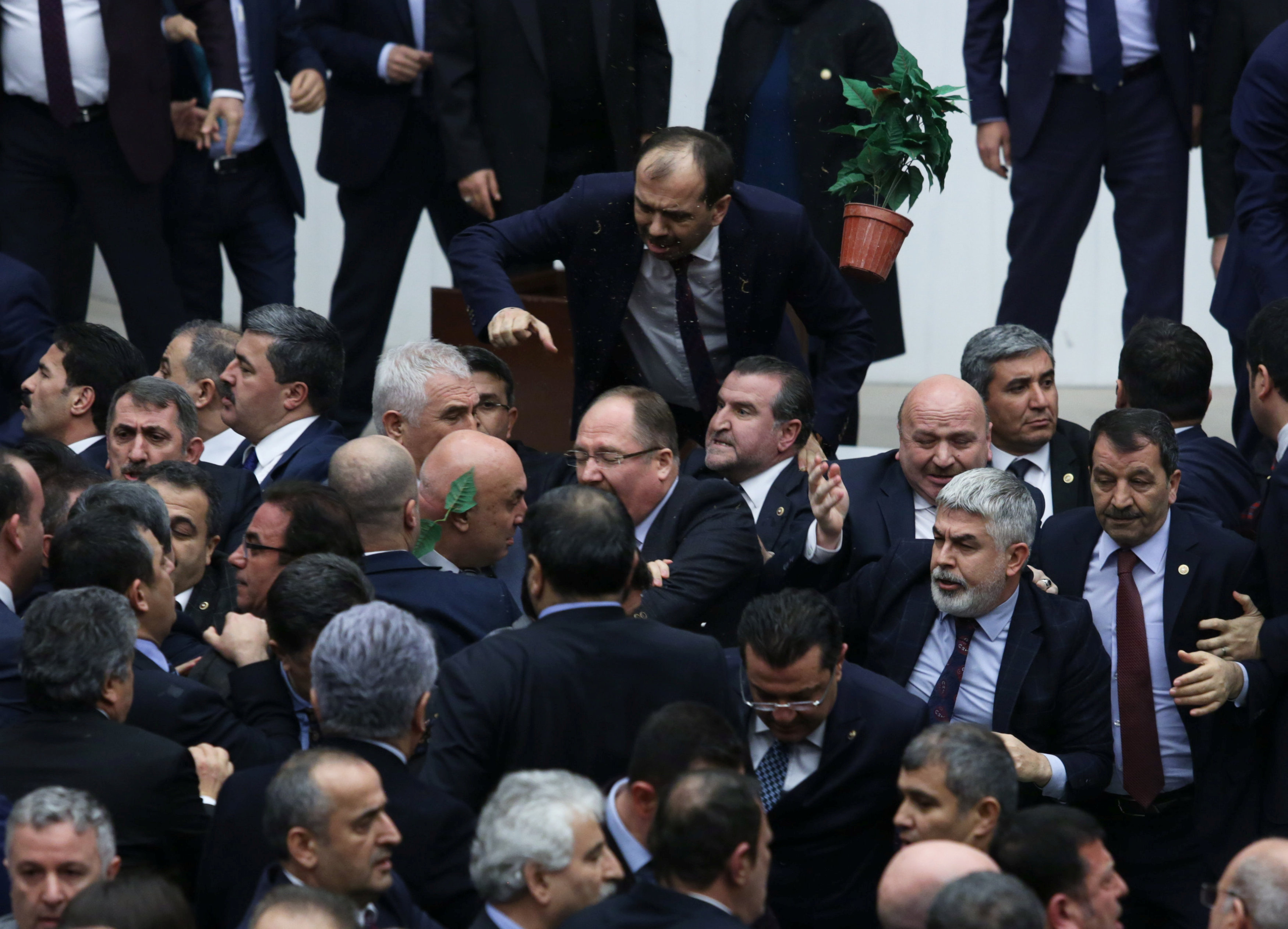عراك بالأيدى بين نواب الحزب الحاكم والمعارضة فى البرلمان التركى حول إرجاء التصويت على التعديلات الدستورية- رويترز (1)
