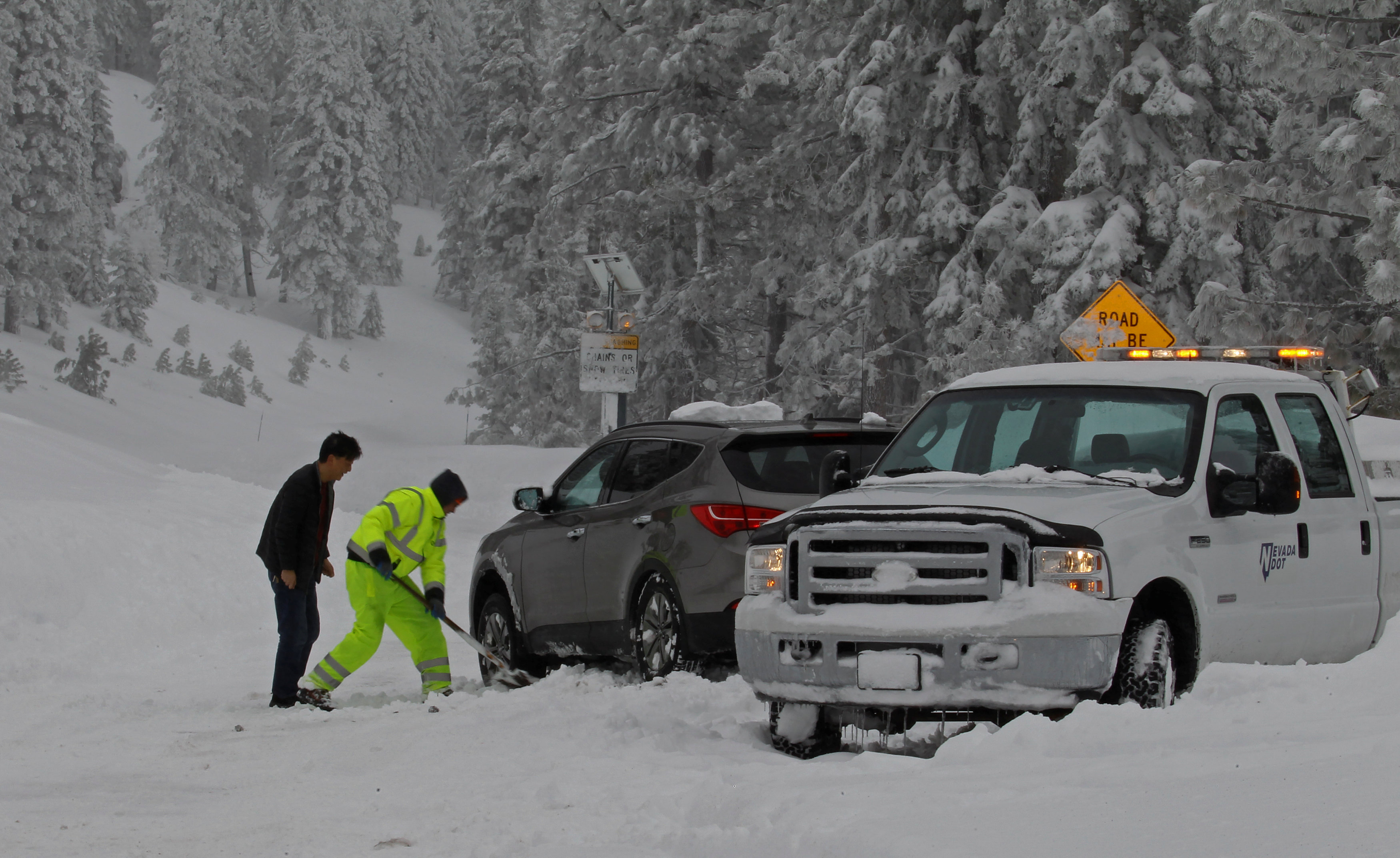 عمال ينقذون سيارة عالقة فى الثلج بأمريكا