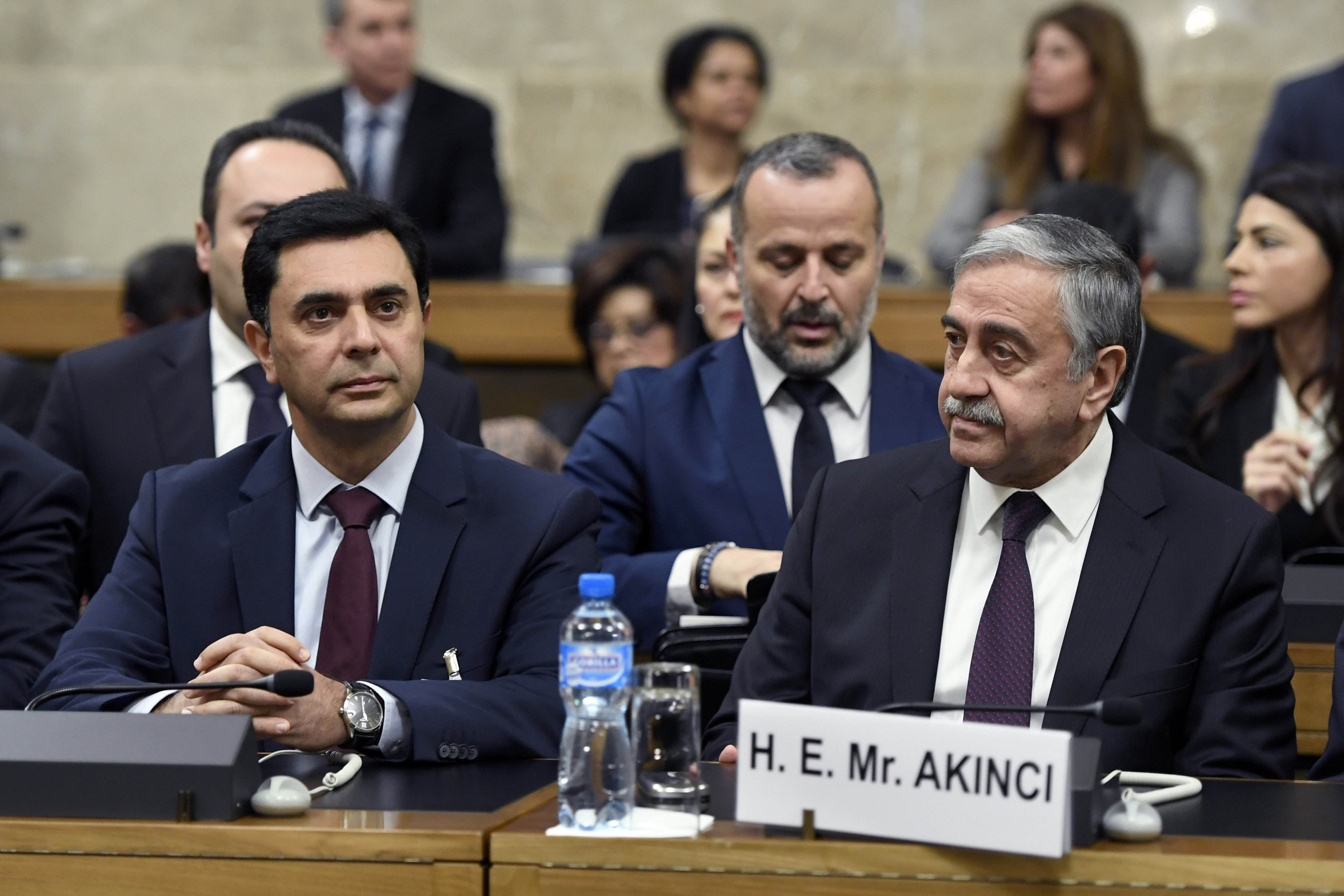 رئيس قبرص التركية مصطفى اكنيجى خلال مباحثات اعادة توحيد الجزيرة