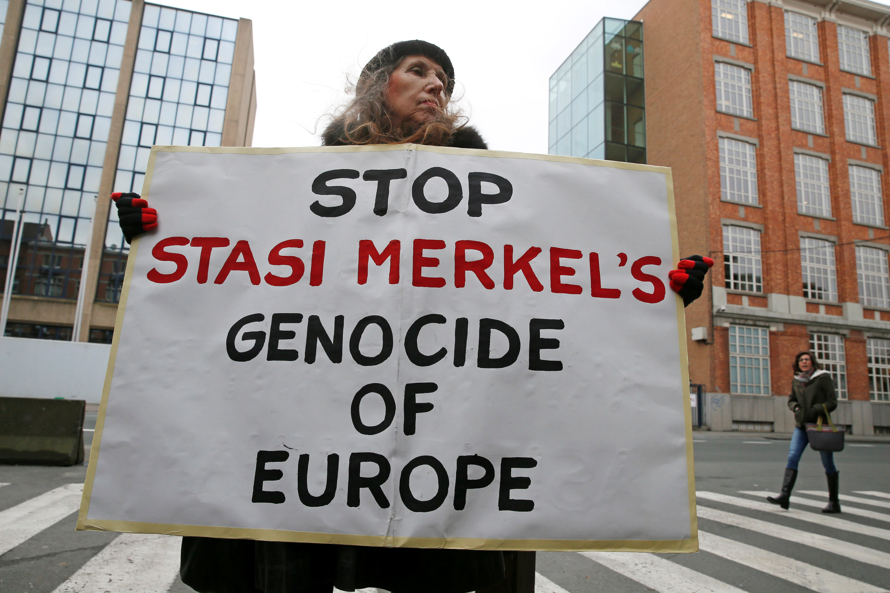 سيدة تشارك فى مظاهرات اليمين المتطرف ضد المستشارة الألمانية ببروكسل