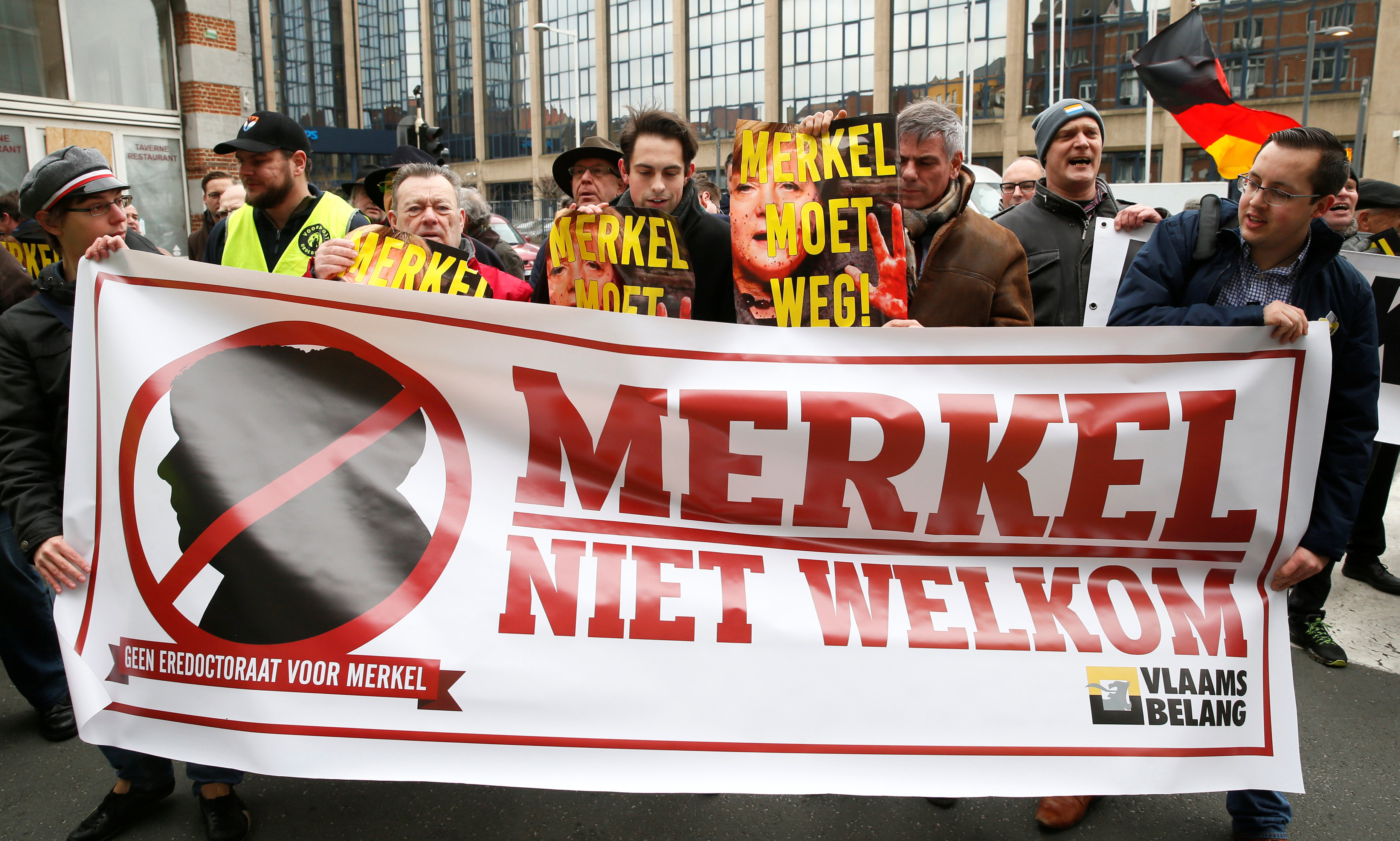 لافتة للمتظاهرين تؤكد عدم ترحيبهم بالمستشار الألمانية فى بلجيكا