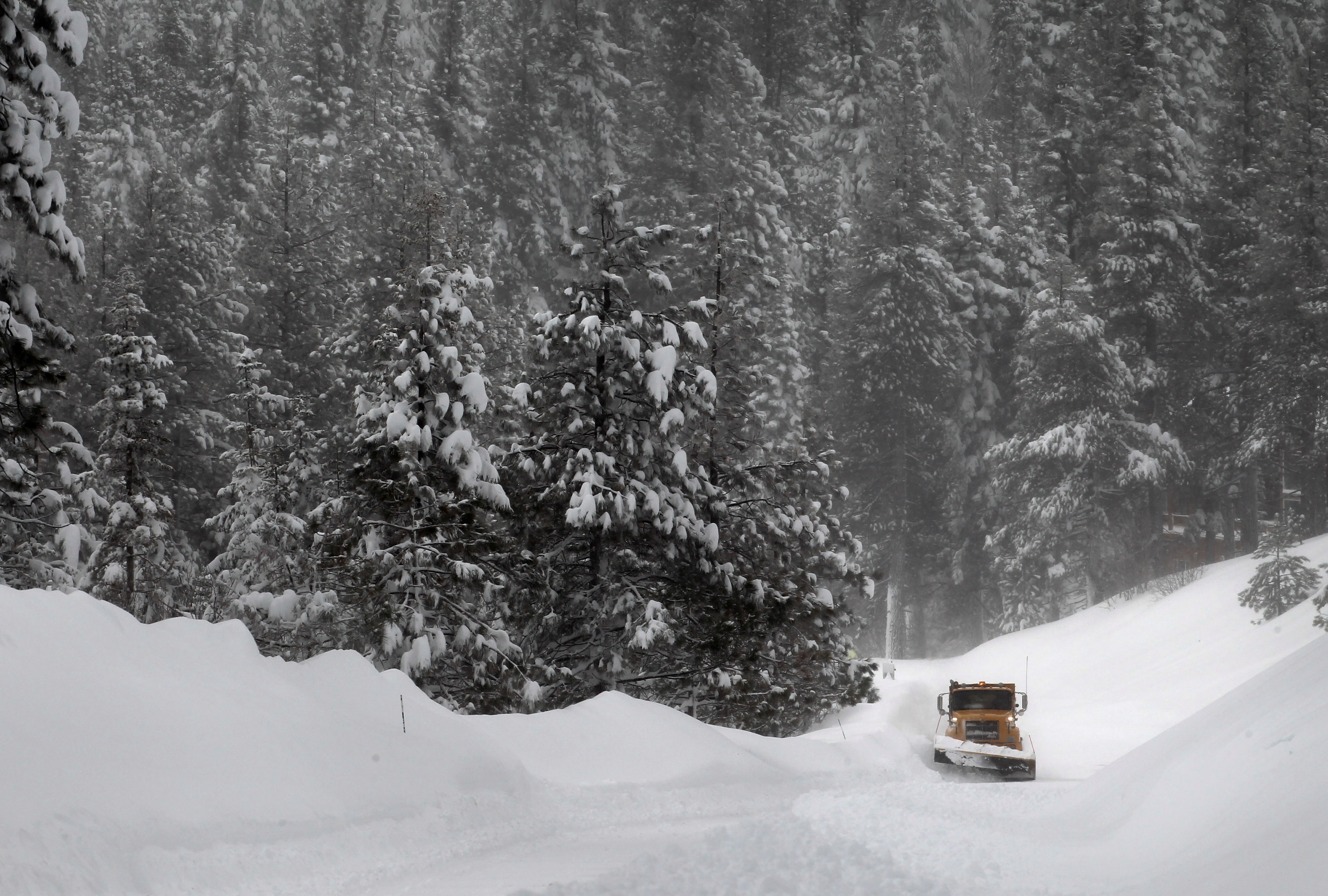 سيارة تبعد الثلوج عن الطرق فى أمريكا